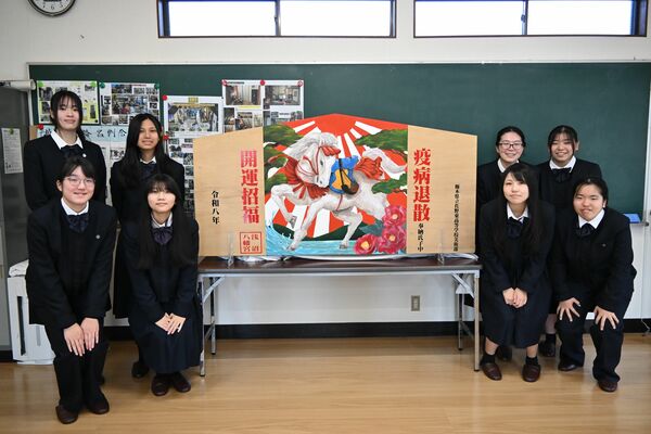 絵馬を制作し、奉納した佐野東高の美術部員たち