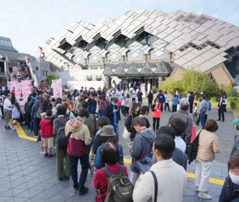 柔道観戦のため、東京武道館の前に列を作る人たち=16日