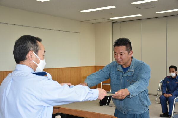 感謝状を受け取る榊原さん