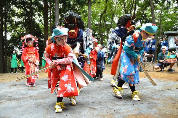 子どもたちが美しい衣装で舞い踊る河井のささら