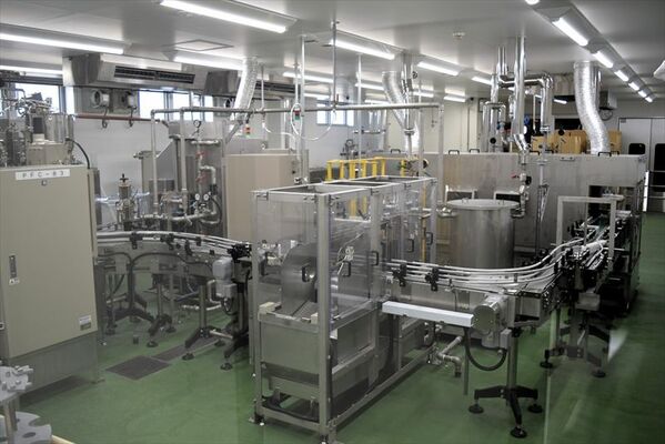 月星食品が新設した第４工場の清涼飲料水製造ライン＝足利市内