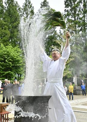 熱湯を浴びて地域の安全を祈願した「湯立て神事」＝15日午前11時50分、日光市清滝１丁目