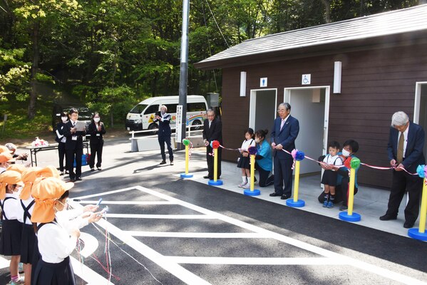 磯山の駐車場とトイレの完成を祝うテープカット