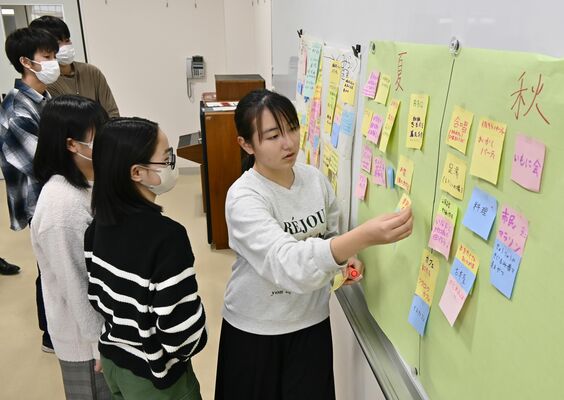 イベントで実現できそうな催しを考える生徒ら