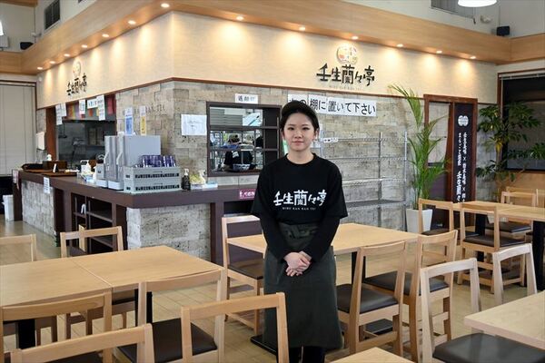 広々とした店内と漢那さん
