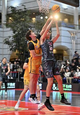 １分、宇都宮ブレックスのツセビャック（手前左）がブロックショットを決める＝東京都品川区の大森ベルポート、森田大地撮影