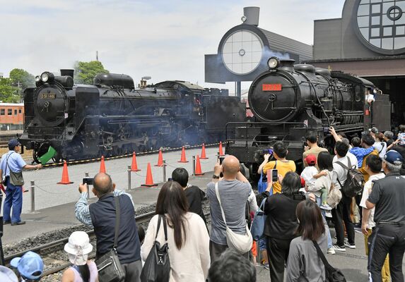 ＳＬ２台の同時走行に見入る多くの来場者
