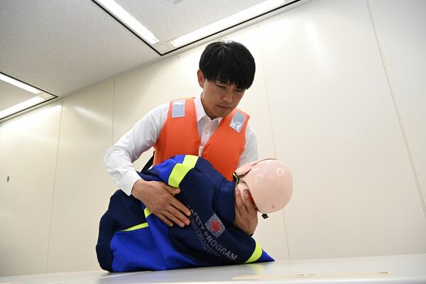 蘇生措置を実演する高橋警部補＝17日午後、県警本部