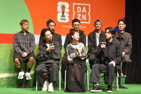 　トークセッションに参加する「ＯＲＡＮＧＥ　ＲＡＮＧＥ」（後列）と（前列左から）成田凌、桐谷美玲、内田篤人＝５月１１日、東京都内
