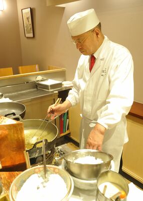 天ぷらを揚げる深町さん
