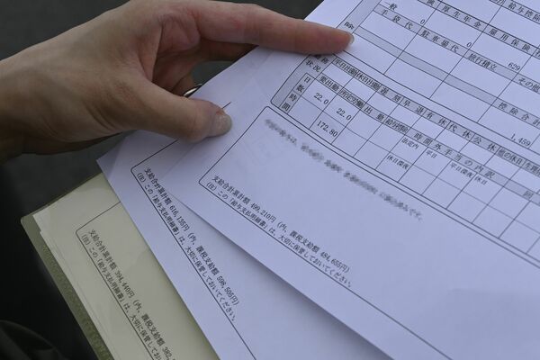 「年収の壁」を意識して働く女性の給与明細。累積支給額を確認しながら勤務時間を調整している＝６月下旬、宇都宮市内（画像は一部加工しています）