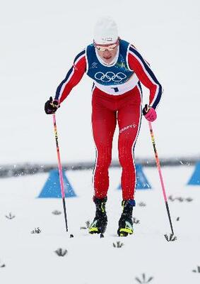 　男子スプリント・クラシカル決勝　ゴールに向かうヨハンネスヘスフロト・クレボ。金メダルを獲得した＝テーゼロ（共同）