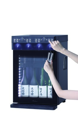 東武日光駅構内のカフェに設置されるコイン式日本酒サーバーのイメージ
