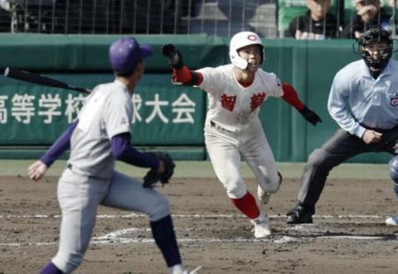 　花巻東―智弁学園　３回表智弁学園１死二塁、角谷が左中間に先制二塁打を放つ。投手萬谷＝甲子園