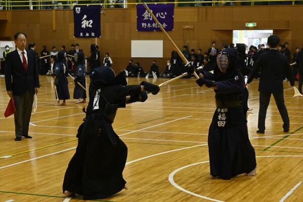 日頃の稽古の成果を競う選手ら