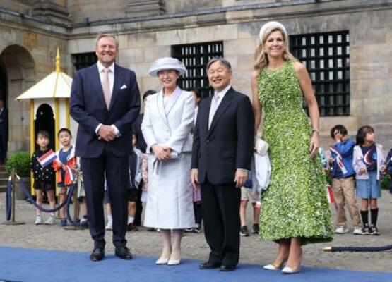 訪問先のオランダで、ウィレムアレクサンダー国王夫妻と歓迎式典に出席された天皇、皇后両陛下=17日、アムステルダム(代表撮影・共同)