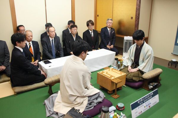 ホテル花月で始まった将棋の第73期王将戦七番勝負第１局。右が藤井王将、左が菅井八段＝７日午前９時５分ごろ、大田原市黒羽向町（日本将棋連盟提供）