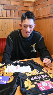他界した小山田優生さんの名前が入ったファイトパンツを前に勝利を誓う高橋さん＝２月上旬、宇都宮市