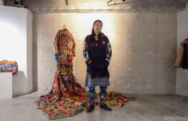 　柄オン柄を着こなす服飾芸術家の山崎良太さん。東京・代官山で開催された自作の展示会で