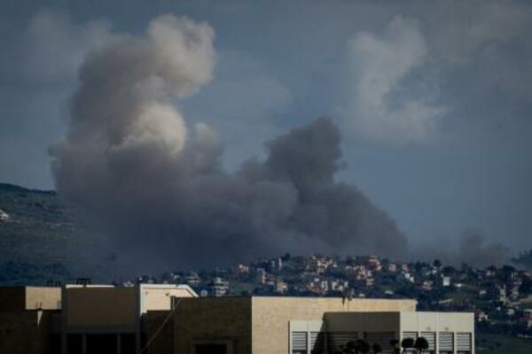 イスラエルの攻撃により立ち上る煙=6日、レバノン南部ナバティエ(ゲッティ=共同)