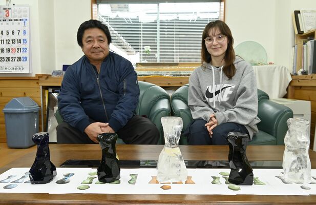 学生のデザインを基に制作したガラス作品と斎藤社長（左）、ガベルさん
