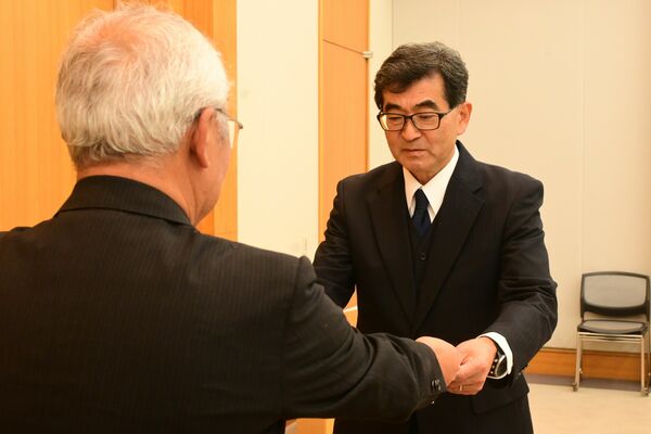 当選証書を受け取る大貫氏（右）＝19日午前、県庁