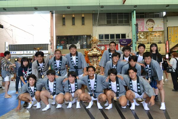 みこしを担いだ作新学院高ラグビー部の部員ら