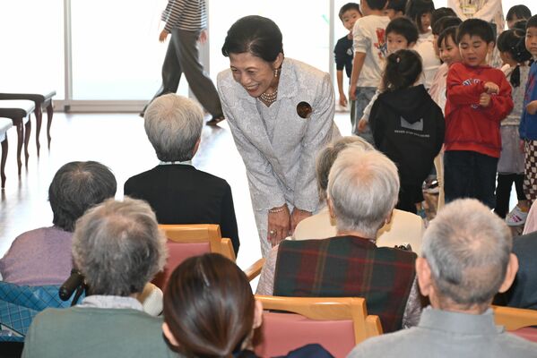 施設利用者に声をかけられる公円宮妃久子さま＝２日午前、那須塩原市井口