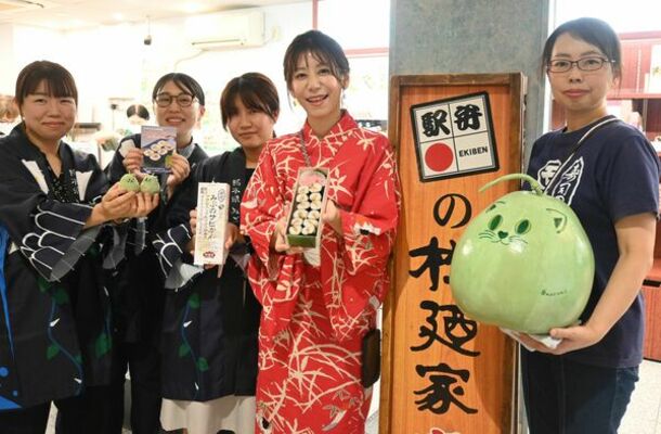 駅弁「みぶのサビかん」をＰＲする町かんぴょう大使でシンガー・ソングライターのサトウヒロコさん（右から２人目）ら
