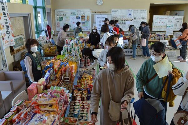 たくさんの物品が配られたクリスマスパントリー