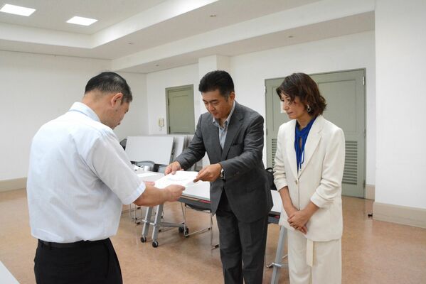 要望書を手渡す小倉支部長（中央）＝６日午前、県庁昭和館