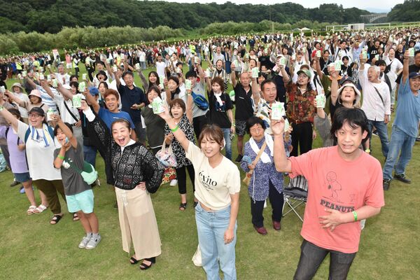 牛乳で乾杯する参加者