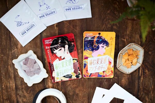 「噛む果実感　マンゴーのチップ」（右）と「噛む果実感　梅干しのシート」