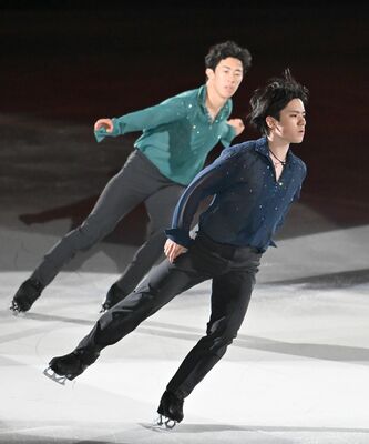 華麗な演技を披露する宇野昌磨（右）ら＝25日午後３時20分、日光市所野