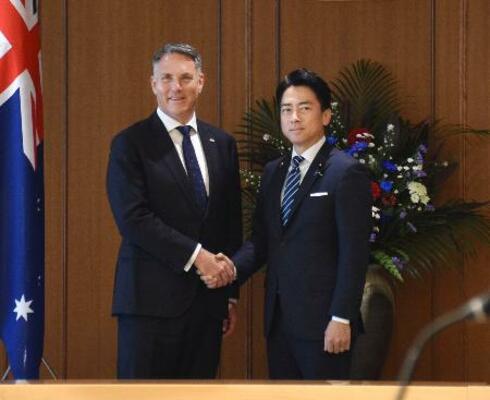 会談を前に、オーストラリアのマールズ副首相兼国防相(左)と握手する小泉防衛相=7日午前、防衛省