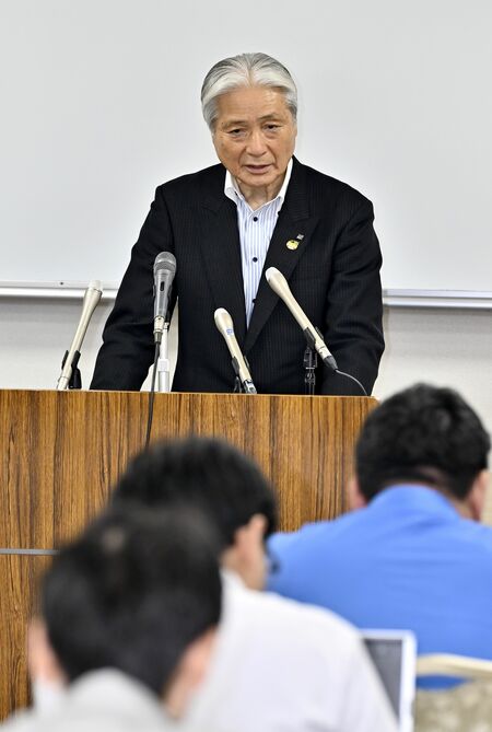 記者を前に6選出馬を表明する福田知事=21日午後8時5分、宇都宮市駒生1丁目
