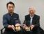 「宇都宮焼き」を共同開発した安田さん(右)と和気社長