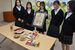 開発された商品を前に笑顔を見せる生徒ら