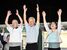 ４期目の当選が確実となり万歳する見形和久氏（中央）＝４日午後８時45分、塩谷町玉生