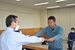 感謝状を受け取る榊原さん