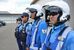 サングラスや暑さ対策品を着用する県警職員（県警提供）