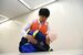 蘇生措置を実演する高橋警部補＝17日午後、県警本部