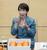 　贈呈された奈良県特産の柿を試食する高市首相＝１９日、首相官邸