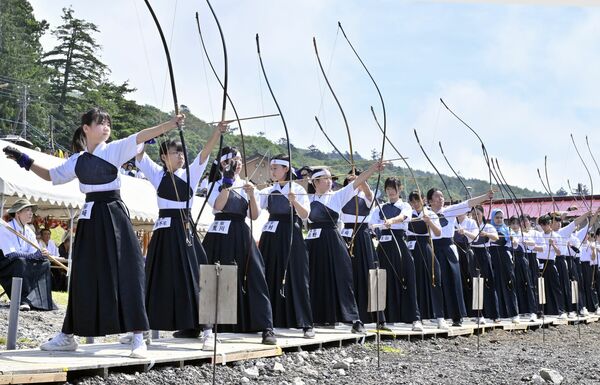 中禅寺湖の扇の的に向け、一斉に矢を放つ射手＝４日午前９時３５分、日光市中宮祠、近藤文則撮影