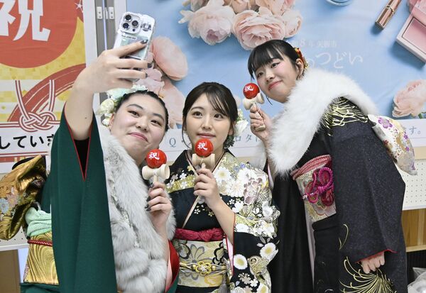 けん玉を手に記念撮影する参加者＝矢板市