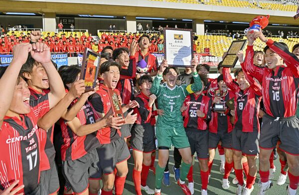 ３年連続15度目の優勝を果たし、歓喜する矢板中央イレブン＝15日午後３時10分、カンセキスタジアムとちぎ、磯真奈美撮影