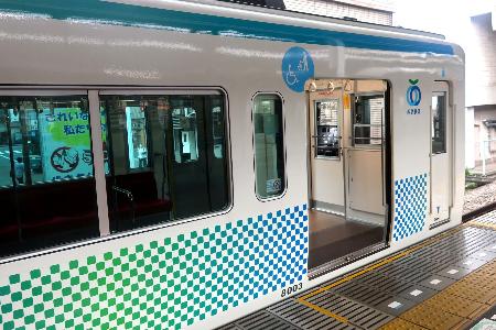 号車番号だけでなく、車いすスペースの表示も大きくて見やすい=小平駅