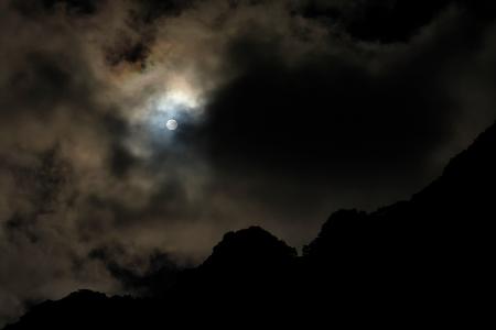 2025年10月6日夜。前穂北尾根から昇る中秋の名月。雲がわきたつ中、ぼんやりと、しかし色艶やかに名月が輝いていました。