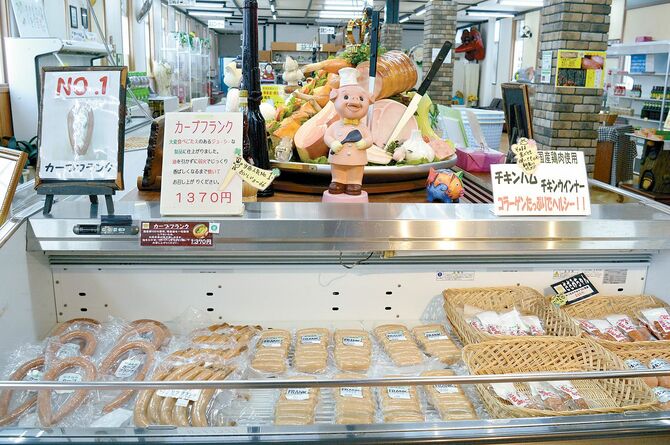 贈り物やバーベキューにもお薦め。さまざまな種類の手作りハム、ウインナーがそろう