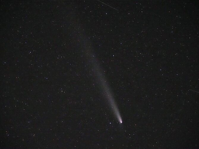 朝日岳山頂から見えた長い尾を引く紫金山・アトラス彗星＝２０日午後６時２１分、那須町湯本、田崎さん撮影